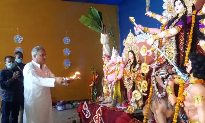 राजधानी में दुर्गा दर्शन करने निकले मुख्यमंत्री भूपेश बघेल, कई जगहों पर स्थापित दुर्गा प्रतिमाओं का किया पूजन, राज्य की खुशहाली की कामना की