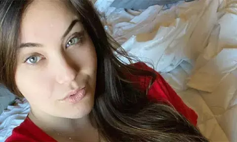 बेटी बन गई पोर्न स्टार.. 22 साल की उम्र में पोर्न स्टार बनकर कमा रही थी पैसा, घर वालों को नहीं बताया, और फिर ऐसे हुआ खुलासा