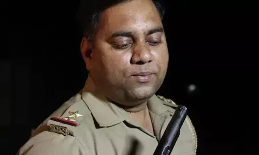 सपना चौधरी के गाने पर इंस्पेक्टर का डांस... फिर कनपटी पर पिस्तौल लगाकर महिला से किया बलात्कार...चौकी में भी किया रेप