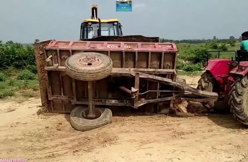 ट्रैक्टर-पिकअप की भिड़ंत: 3 ग्रामीणों की मौत, जन्मोत्सव कार्यक्रम से लौट रहे ग्रामीणों से भरे ट्रैक्टर को पिकअप ने ठोका, 10 घायल