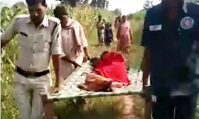 घर तक नहीं जा सकती थी गाड़ी, इसलिए खाट समेत उठाकर लाया गर्भवती महिला को, 60 किमी दूर अस्पताल पहुंचाया, स्पेशल डीजी ने कहा- जवानों को मिलेगा नगद इनाम