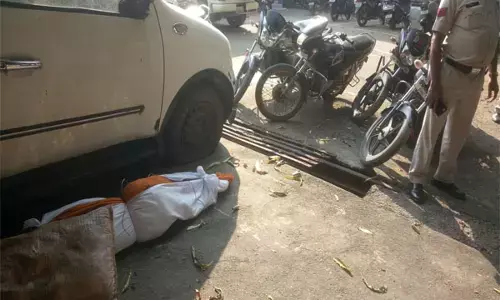 बिलासपुर GRP पुलिस का अमानवीय चेहरा: कई घंटो तक बुजुर्ग महिला का शव पड़ा रहा नाली के पास, चींटी भी लगी... मीडियाकर्मी पहुंचे तब जाकर शव को भेजा गया पोस्टमार्टम के लिए