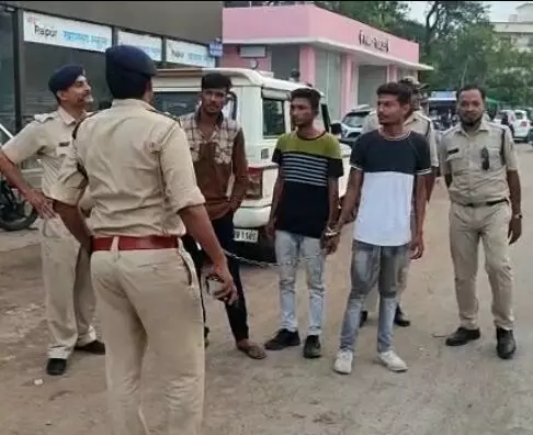 शोहदों का राजधानी पुलिस ने निकाला जुलूस.. लुटेरे और गुंडों का उनके ही इलाक़े में निकला जुलूस. शोहदों का राजधानी पुलिस ने निकाला जुलूस.. लुटेरे और गुंडों का उनके ही इलाक़े में निकला जुलूस.