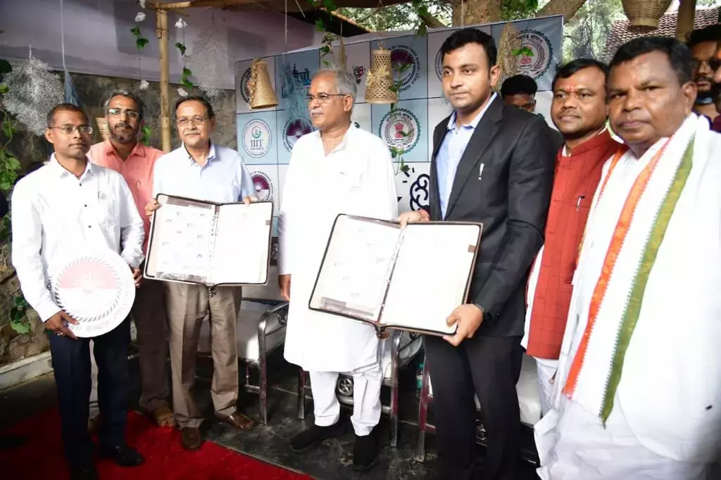 कलेक्टर के लिए तालियों से गूंज उठा सभास्थलः मुख्यमंत्री भूपेश के सामने कलेक्टर के लिये बजती रहीं तालियां, हैरान मुख्यमंत्री ने पूछा कि सबके लिये कम तो कलेक्टर के लिये ज्यादा क्यों बज रही तालियां, जवाब मिला ये....