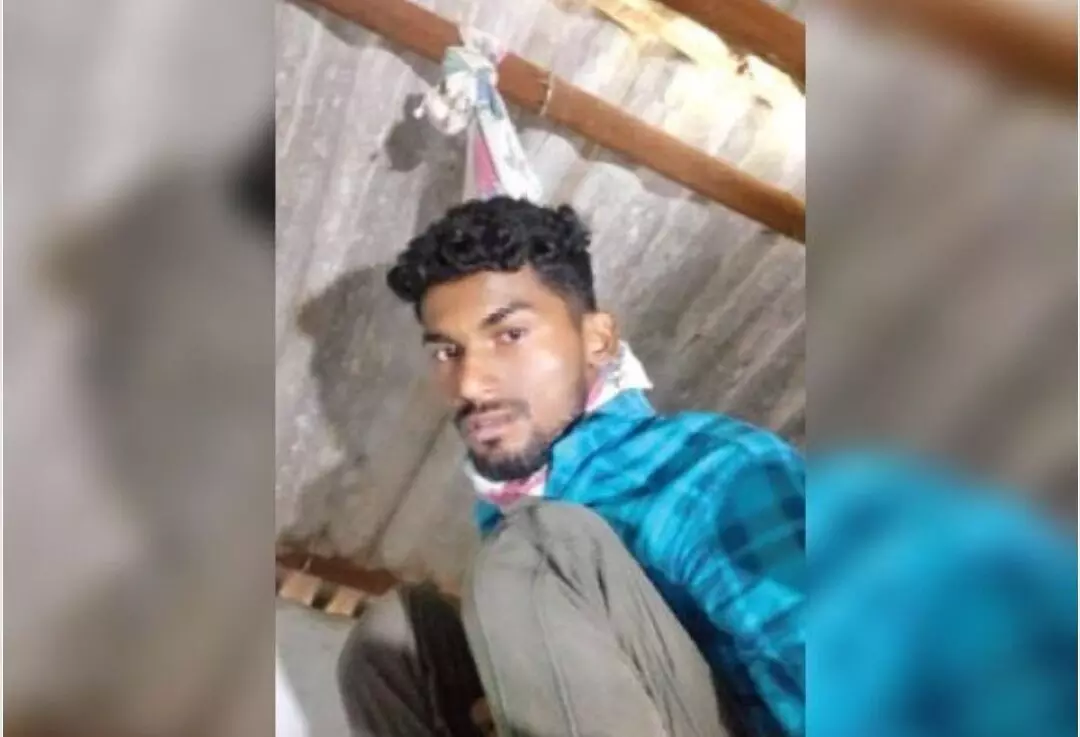 फांसी से पहले सेल्फीः सरकारी शराब दुकान के युवा सुपरवाइजर ने फांसी पर झूलने से पहले दोस्तो को फांसी की सेल्फी भेजी, दोस्त जब तक पहुंचे तो देखा.....इसलिए परेशान था सुपरवाइजर फांसी से पहले सेल्फीः सरकारी शराब दुकान के युवा सुपरवाइजर ने फांसी पर झूलने से पहले दोस्तो को फांसी की सेल्फी भेजी, दोस्त जब तक पहुंचे तो देखा.....इसलिए परेशान था सुपरवाइजर