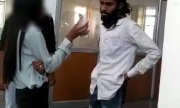 CG-अश्लील चैटिंग पर ताबड़तोड़ थप्पड़: कुशाभाऊ ठाकरे यूनिवर्सिटी में छात्रा ने एनएसयूआई कार्यकर्ता को ताबड़तोड़ थप्पड़ मारे, वीडियो रिकॉर्डिंग भी कराई, प्रोफेसर ने की पुष्टि