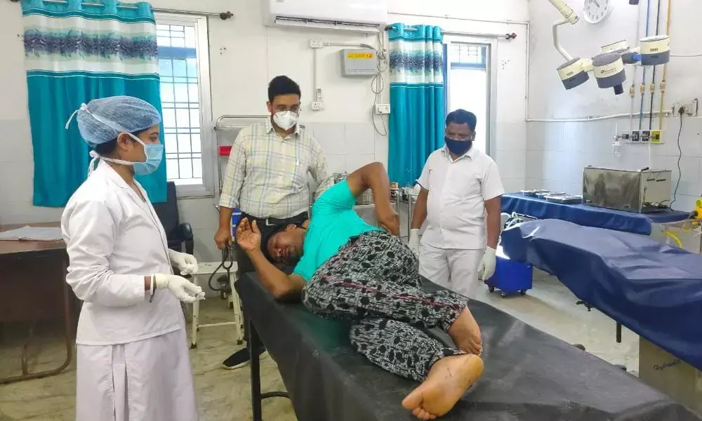 एसपी उदय किरण ने ड्राइवर की पिटाई की, उदय किरण बोले- सिर्फ डांटा, पिटाई नहीं की, इधर... पूर्व सांसद सोहन पोटाई बोले- तत्काल पद से हटाएं और एट्रोसिटी का केस दर्ज करें