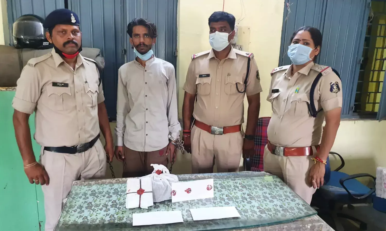 हिस्ट्रीशीटर ने बदला काम... मरीन ड्राइव के पास नशीली गोलियां बेचते पुलिस ने पकड़ा, राष्ट्रीय सुरक्षा कानून के तहत भी हो चुकी है कार्रवाई