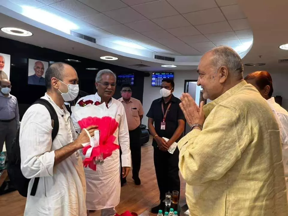 RG के रणनीतिक सलाहकार सचिन राव राजधानी पहुँचे.. CM भूपेश ने मंत्री चौबे और अकबर के साथ की अगवानी.. दिखी गर्मजोशी RG के रणनीतिक सलाहकार सचिन राव राजधानी पहुँचे.. CM भूपेश ने मंत्री चौबे और अकबर के साथ की अगवानी.. दिखी गर्मजोशी