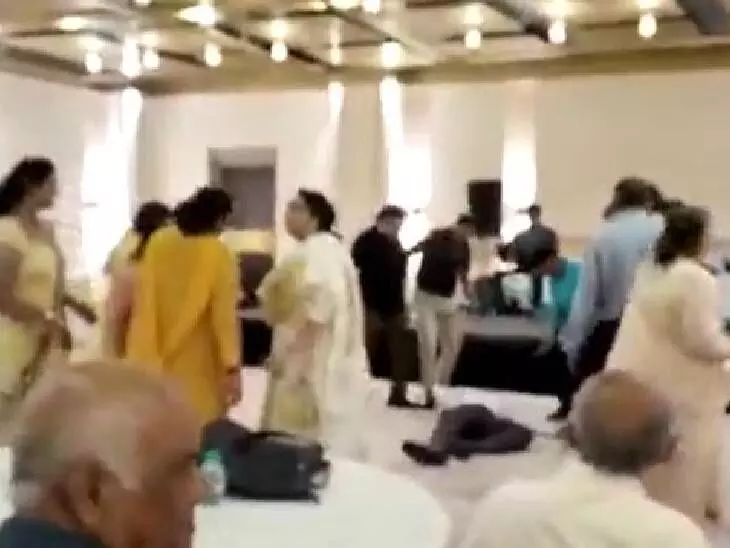 VIDEO-डॉक्टर की मौत: डांस करते-करते गिर पड़े डॉक्टर, चंद पलों में निकल गई जान, साथी डॉक्टर भी न बचा सके... देखिए वीडियो VIDEO-डॉक्टर की मौत: डांस करते-करते गिर पड़े डॉक्टर, चंद पलों में निकल गई जान, साथी डॉक्टर भी न बचा सके... देखिए वीडियो