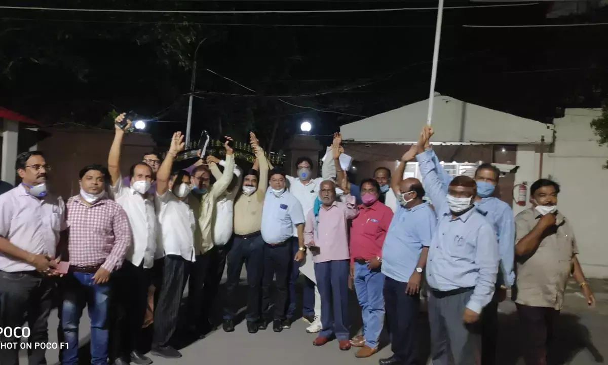 CG ब्रेकिंग : महंगाई भत्ता को लेकर कर्मचारियों का बड़ा प्रदर्शन….. 3 सितंबर को एकदिनी हड़ताल और प्रदेश स्तरीय प्रदर्शन ….DA को लेकर 30 अगस्त तक का सरकार को दिया अल्टीमेटम