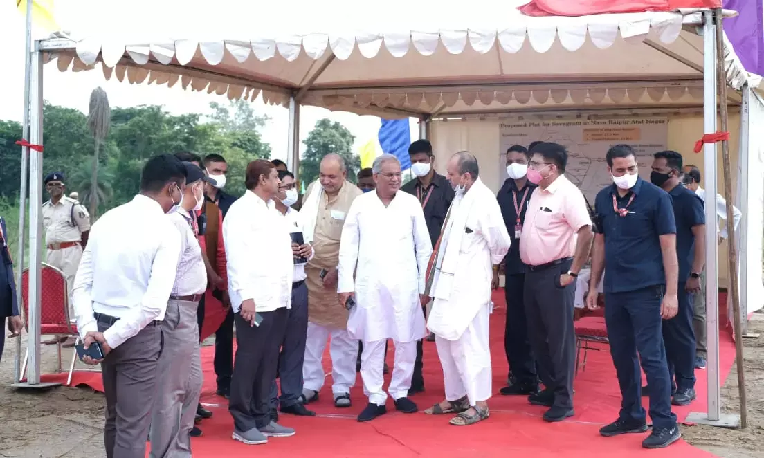 मुख्यमंत्री भूपेश बघेल ने RG के सलाहकार सचिन राव को दिखाया सेवा ग्राम का कॉन्सेप्ट, कहा- वर्धा की तर्ज पर नवा रायपुर में स्थापित होगा 21 वीं सदी का सेवा-ग्राम