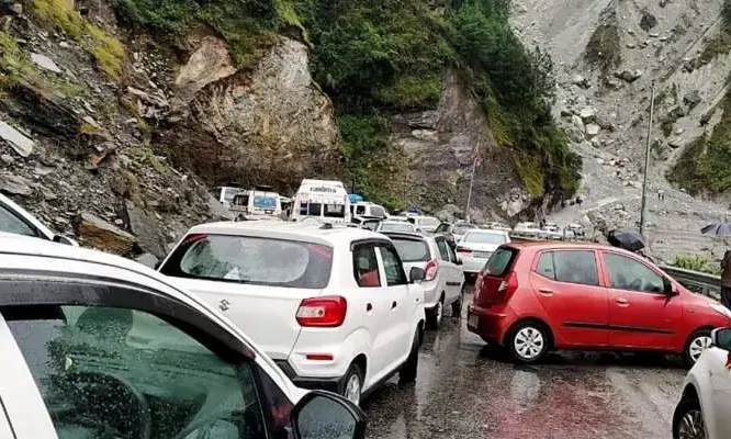 दुर्ग के 55 टूरिस्ट नैनीताल में फंसे, दुर्ग कलेक्टर भूरे ने नैनीताल के कलेक्टर से की बात, स्कूल में शिफ्ट कराया, सभी सुरक्षित