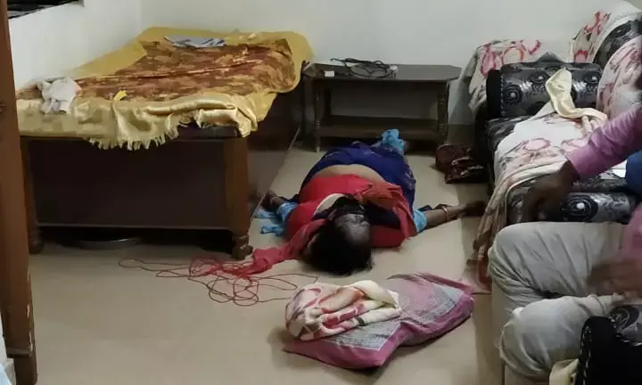 अधेड़ महिला के मुंह, पैर बांधे फिर गला घोंटकर की हत्या, प्रॉपर्टी विवाद का शक, आला अफसर पहुंचे