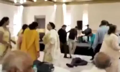 VIDEO-डॉक्टर की मौत: डांस करते-करते गिर पड़े डॉक्टर, चंद पलों में निकल गई जान, साथी डॉक्टर भी न बचा सके... देखिए वीडियो