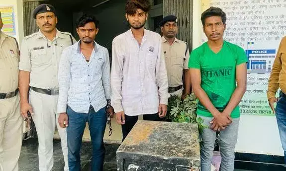 शराब दुकान में मारपीट और लूटः गार्ड को जबरदस्ती पिलाई शराब, फिर बंधक बनाकर ले भागे थे कैश तिजोरी ... मगर निकली खाली तो  उड़ गये होश ... मोबाइल लोकेशन और डीवीआर की मदद से ऐसे पकड़े गये तीन लूटेरे