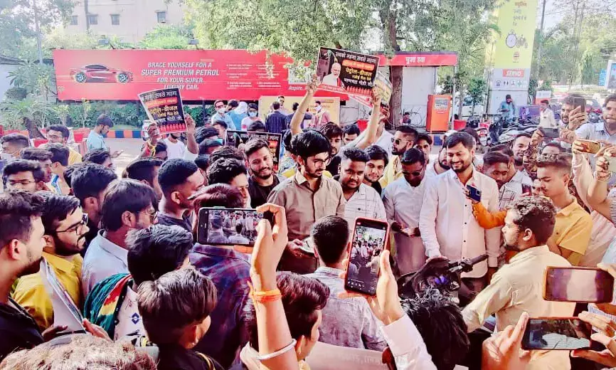 CG में पेट्रोल-डीजल के दाम बढ़ने के विरोध में अनोखा प्रदर्शन, नोटों की थाल लेकर उतारी आरती, श्रीफल देकर किया सम्मान