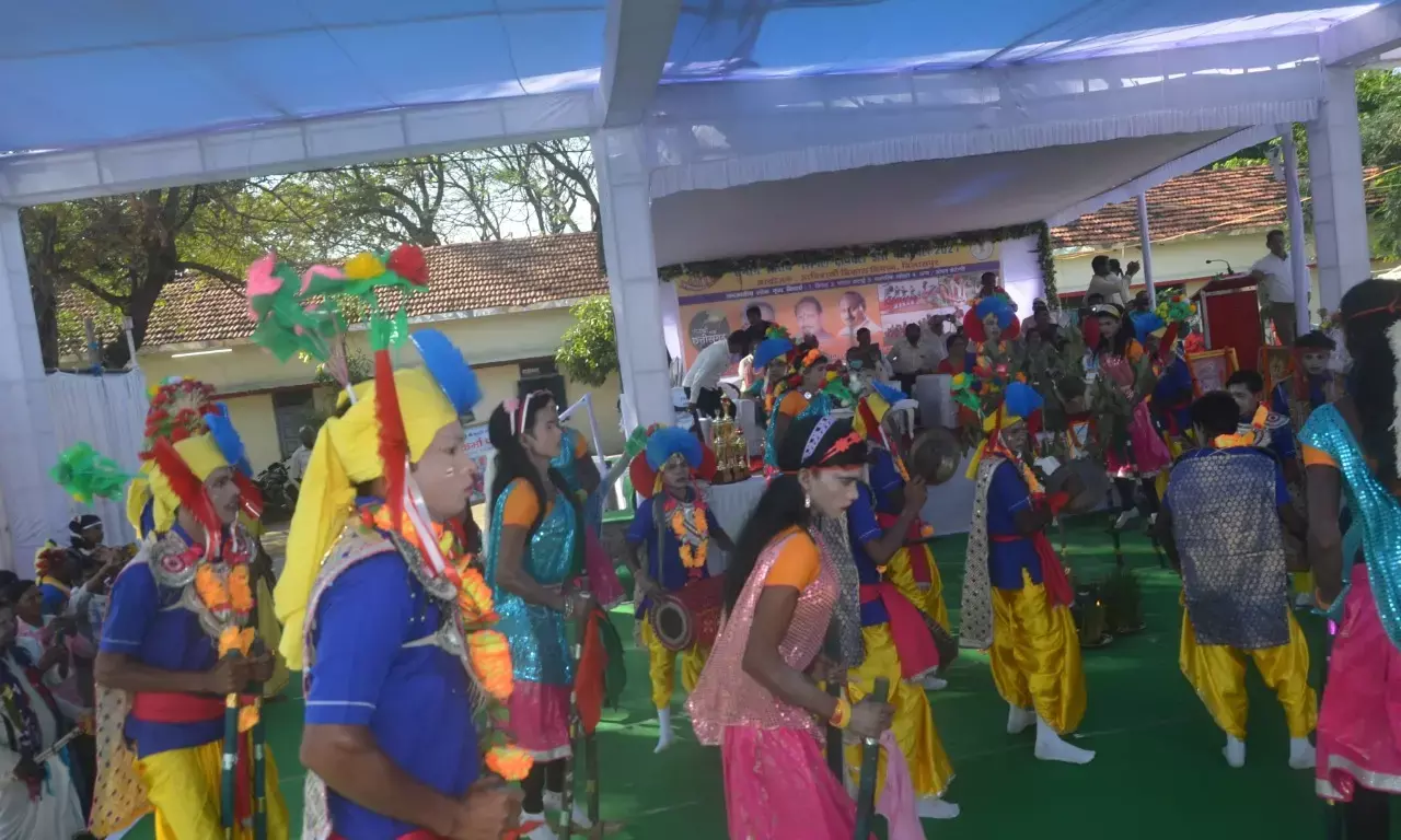 आदिवासियों के कार्यक्रम में आदिवासी समाज के प्रमुखों को ही न बुलाने पर समाज ने किया हंगामा, मुख्य अतिथि बनाये गए प्रभारी मंत्री भी नही पहुँचे