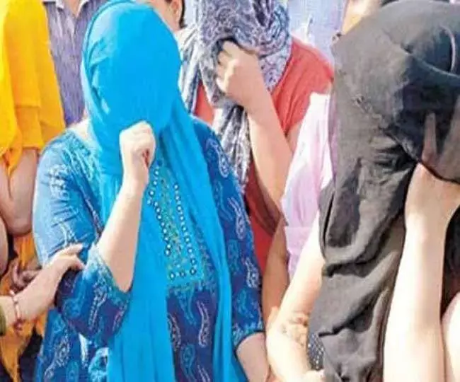 सेक्स रैकेट का भंडाफोड़: थाने के सामने चल रहा था देहव्यापार...पुलिस ने मारा छापा तो  होटल के कमरों से कई लड़कियां पकड़ी गईं