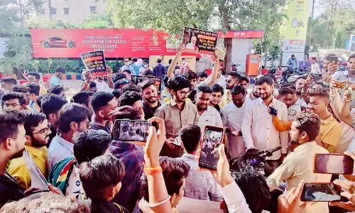 CG में पेट्रोल-डीजल के दाम बढ़ने के विरोध में अनोखा प्रदर्शन, नोटों की थाल लेकर उतारी आरती, श्रीफल देकर किया सम्मान