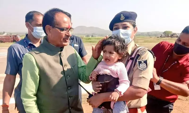 जब डीएसपी ने CM को किया सैल्यूट...डेढ़ साल की बेटी को गोद में ले ड्यूटी पर थीं DSP,  जज्बे को देख खुद मिलने आए मुख्यमंत्री