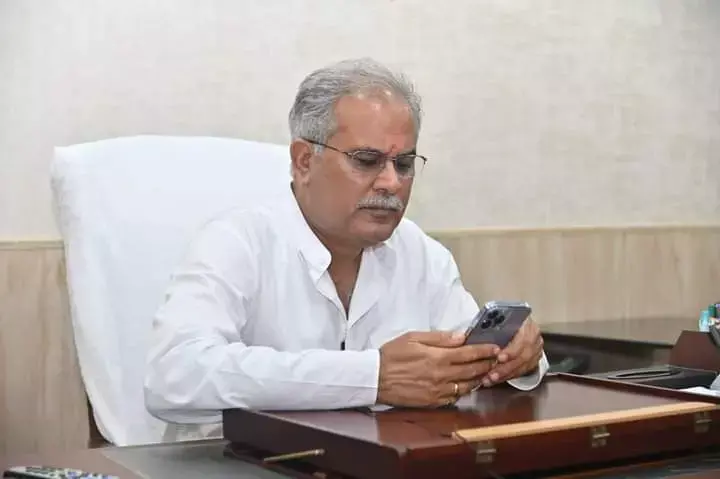 अफसरों को कड़ा निर्देश: CM भूपेश ने ट्वीट कर कहा, अधिकारी छत्तीसगढ़ के बुनकरों से खादी के कपड़े क्रय करें, वरना...