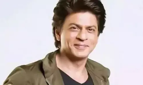 शाहरुख खान ने जेल के बाहर किसे हाथ जोड़कर किया प्रणाम?...  मुश्किलों में होने के बावजूद फैन्स से मिलना नहीं भूले किंग खान...देखें वीडियो