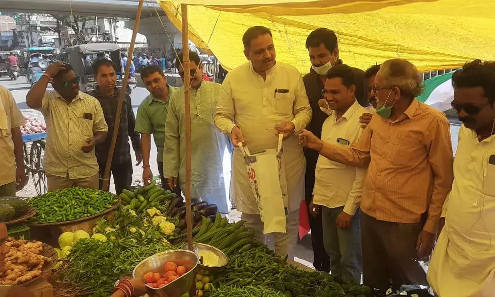 60 ₹ किलो टमाटर... कांग्रेस शहर अध्यक्ष ने कहा किस्त में देंगे पैसा, सब्जीवाले ने कर दिया इनकार, साफ कहा-