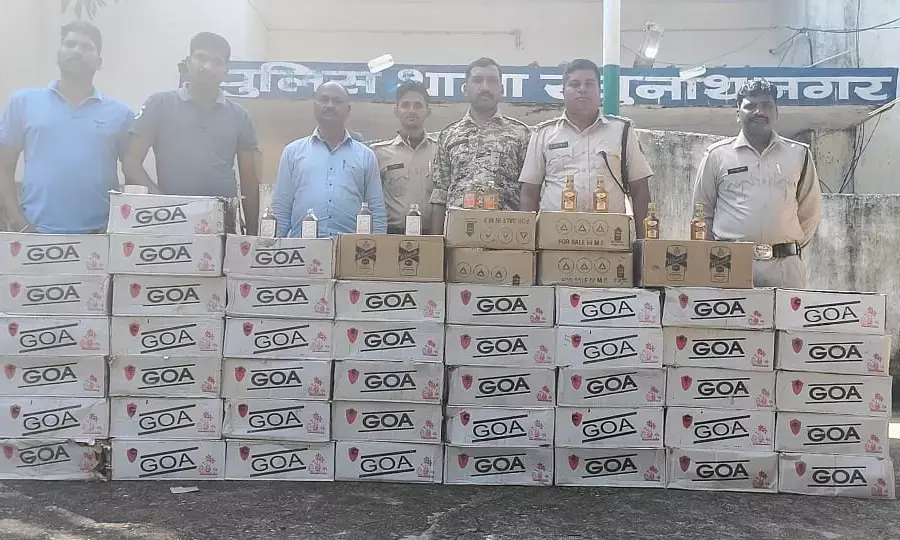 टीआई पर चढ़ाई गाड़ी: बाल बाल बचे पुलिसकर्मी, ठोकर मारकर भागे तस्कर... अंग्रेजी शराब जब्त