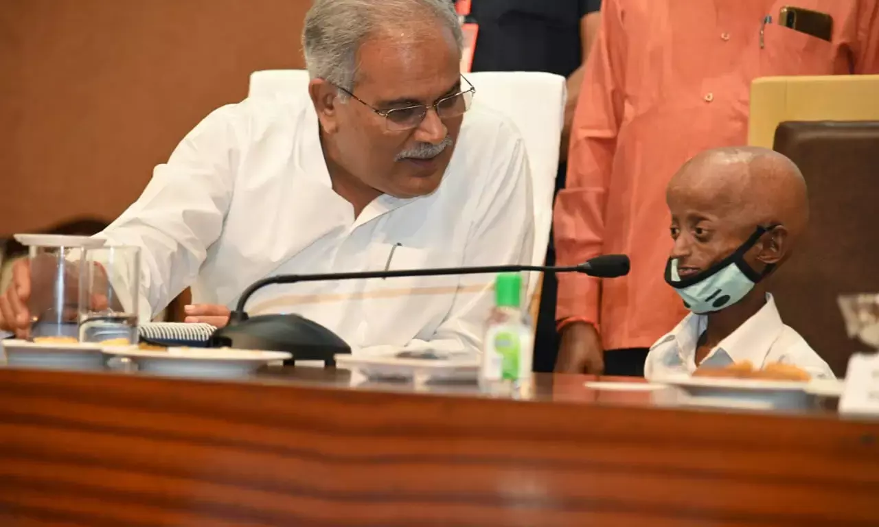 गार्ड ऑफ ऑनरः लाइलाज प्रोजेरिया बीमारी से जूझ रहे गरियाबंद के आदिवासी किशोर को आईजी-एसपी कान्फ्रेंस में बुलवाकर मुख्यमंत्री ने की मुलाकात, सीएम के साथ शैलेन्द्र को भी मिला गार्ड ऑफ ऑनर