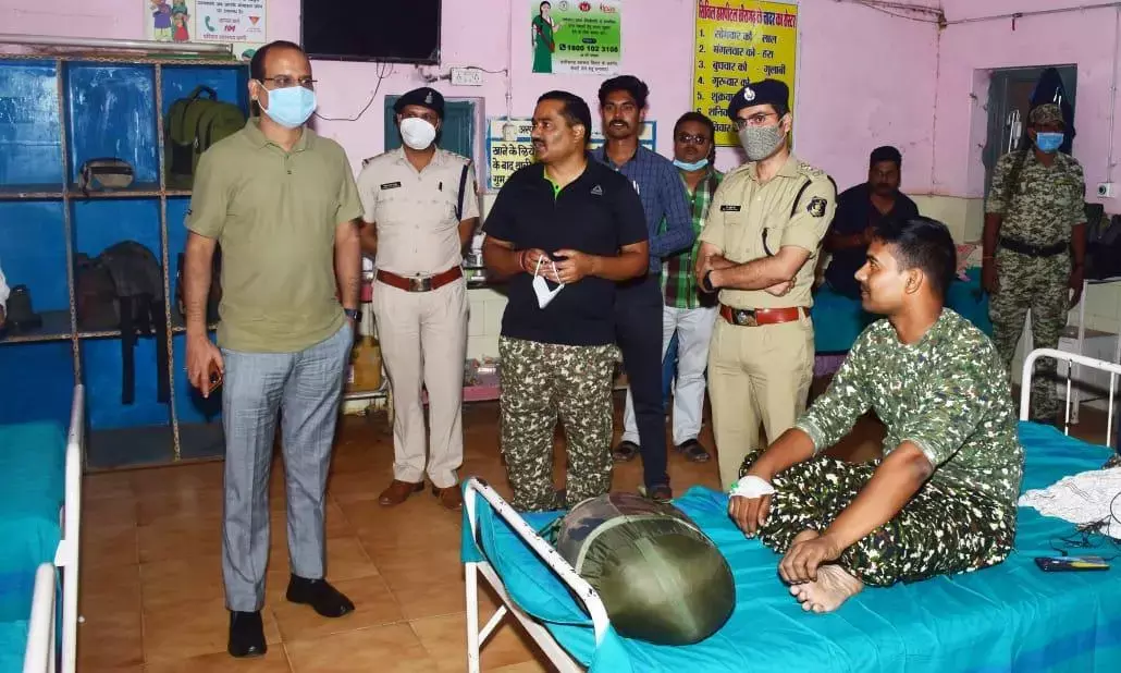 कलेक्टर कांफ्रेंस से वापस आते ही कलेक्टर ने सबसे पहले 26 जवानों के स्वास्थ्य की ली जानकारी...अच्छे उपचार और देखरेख के दिए निर्देश, सभी जवान खतरे से बाहर