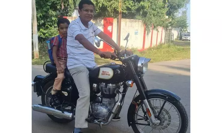 पीसीसी चीफ़ मरकाम अपने ही ट्वीट पर हुए ट्रोल,बेटे साथ लगाई तस्वीर और लिखा -आज सुबह पुत्र को स्कुल छोड़ने का आदेश मिला, मैंने भी ड्यूटी पूरी की 84 रिट्वीट के साथ यूज़र्स ने दागे सवाल ही सवाल- कब मिलेगी हमें नौकरी.. हम कब करेंगे ड्यूटी पीसीसी चीफ़ मरकाम अपने ही ट्वीट पर हुए ट्रोल,बेटे साथ लगाई तस्वीर और लिखा -आज सुबह पुत्र को स्कुल छोड़ने का आदेश मिला, मैंने भी ड्यूटी पूरी की 84 रिट्वीट के साथ यूज़र्स ने दागे सवाल ही सवाल- कब मिलेगी हमें नौकरी.. हम कब करेंगे ड्यूटी