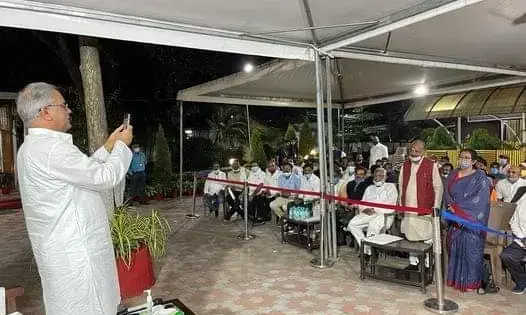 जब साथ दिखे भैयालाल और अंबिका सिंहदेव तो खुद मुख्यमंत्री बघेल ने ली तस्वीर.. और प्रतिनिधिमंडल से कहा - नहीं होगा कोरिया साथ अन्याय, विषय ज़िला गठन नहीं है.. परिसीमन है..ज़िले की घोषणा तो हो चुकी प्रतिनिधिमंडल ने राज्यपाल से भी की मुलाक़ात