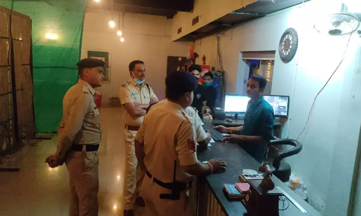 बड़ी कार्रवाई, 20 बार सील ब्रेकिंगः सीएम के निर्देश के बाद दुर्ग पुलिस की बड़ी कार्रवाई, दुर्ग-भिलाई के 20 कैफों में दबिश, भारी मात्रा में हुक्का और टोबेको फ्लेवर जब्त, एसपी बद्री मीणा बोले....