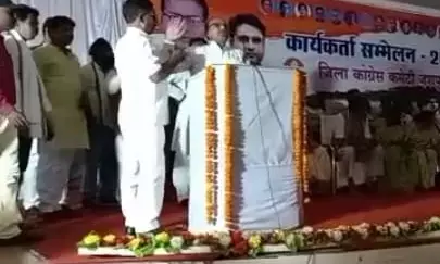 VIDEO-शर्मनाक: कांग्रेस के मंच पर सांसद उल्का की मौजूदगी में डीसीसी के पूर्व अध्यक्ष पवन अग्रवाल से हाथापाई, माईक छिना गया..MLA यू डी मिंज समर्थक इफ़्तिख़ार हसन ने की हाथापाई