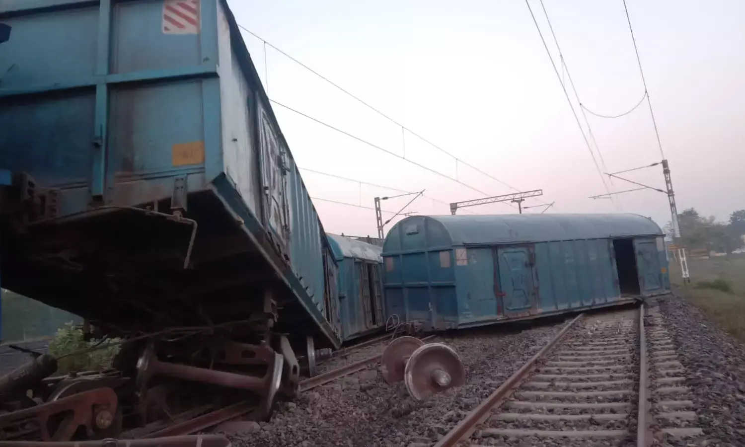 अनलोड मालगाड़ी डिरेल.. यातायात ठप्प..अंबिकापुर शहडोल रद्द..देर शाम अंबिकापुर दुर्ग ट्रेन के चलने की उम्मीद