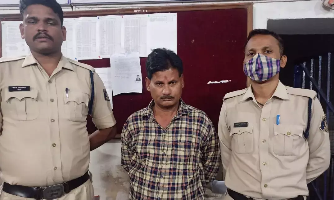 बेटी से भी छ बरस छोटी से दुष्कर्म.. अश्लील तस्वीरें खींच ब्लेकमेल कर लुटता रहा अस्मत..56 वर्षीय आरोपी शैलेष तिवारी जेल दाखिल