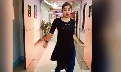 वीडियो : लड़की हॉस्पिटल में कर रही थी डांस तभी आ गई पुलिस, फिरवहुआ कुछ ऐसा...तो बोले लोग - इसने तो..