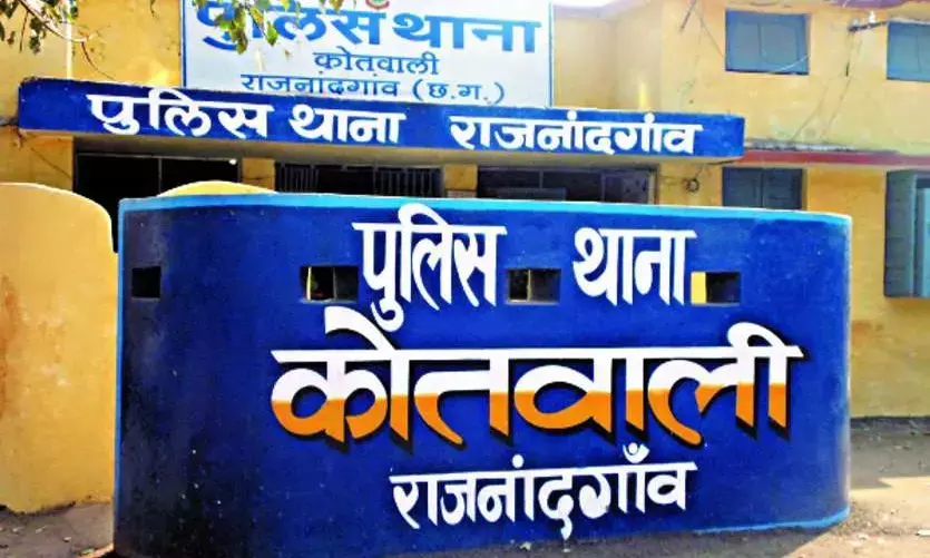 रिटायर्ड शिक्षिका को बेटे ने ही ठगा....अन्य महिला को मां बनाकर बैंक में फर्जी चेक से निकाल लिया 29 लाख, मां को जब बेटे की करतूत का पता लगा तो उड़ गये होश....