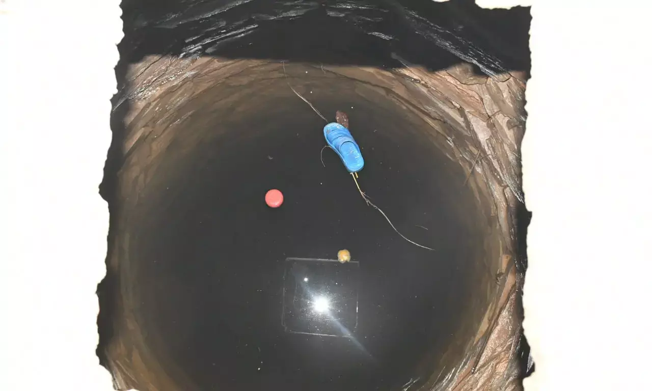 एक ही परिवार के 4 की लाश-बिग ब्रेकिंग:  समूचा परिवार ख़त्म पति का शव फाँसी लगे हालत में तो पत्नी और दो बच्चों का शव कुएँ में मिला..पुलिस जाँच में जुटी