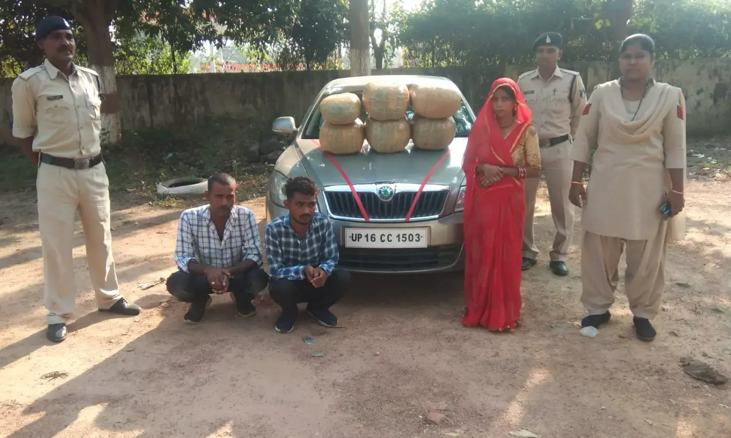 साठ किलो गाँजा समेत तीन गिरफ़्तार: उड़ीसा छत्तीसगढ बॉर्डर पर लगे जशपुर पुलिस के नाके पर पकड़ाए, एक महिला समेत तीन गिरफ़्तार