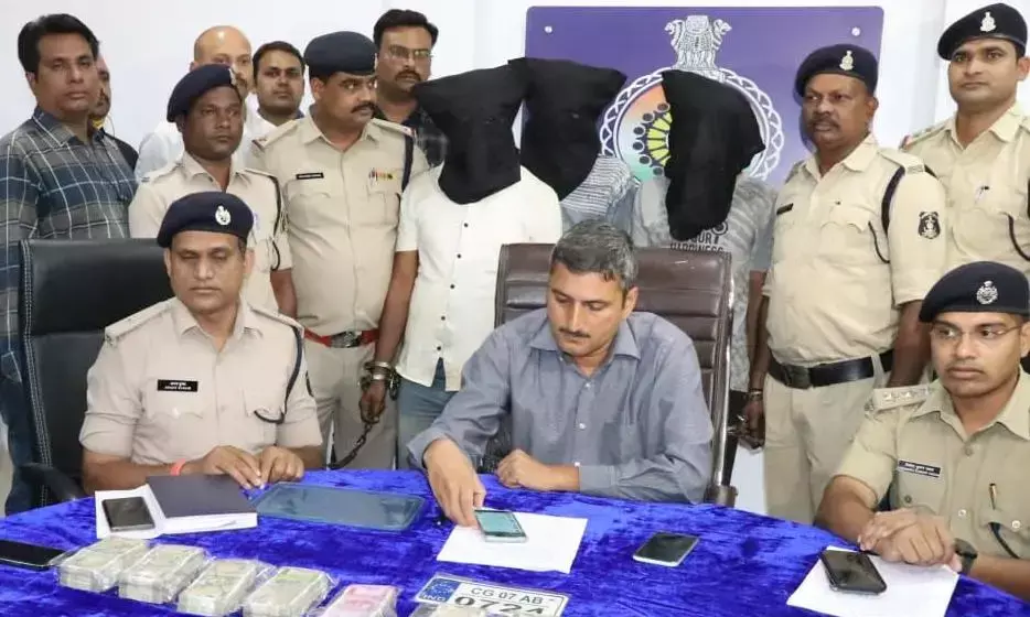 कट्टे की नोक पर 15 लाख की लूटः महिला ने बिहार से रिश्तेदार बुला कर लूट की घटना को दिया था अंजाम, बैंक कर्मी सहित तीन गिरफ़्तार, महिला सहित दो की तलाश जारी