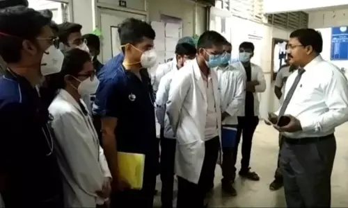 CG- सीनियर डॉक्टर ने जूनियर डाक्टर को मारा थप्पड़... धरने पर बैठे जूनियर डॉक्टर, डीन की समझाइश पर खत्म हुआ मामला