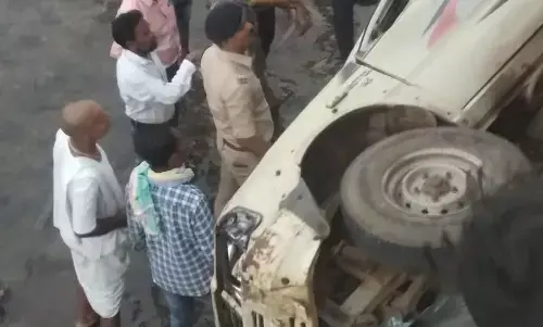 दर्दनाक हादसे में दो शिक्षकों की मौतः ड्यूटी से लौट रहे शिक्षकों की सरकारी वाहन गिरी पुल के नीचे, दो की मौत.... एक गंभीर