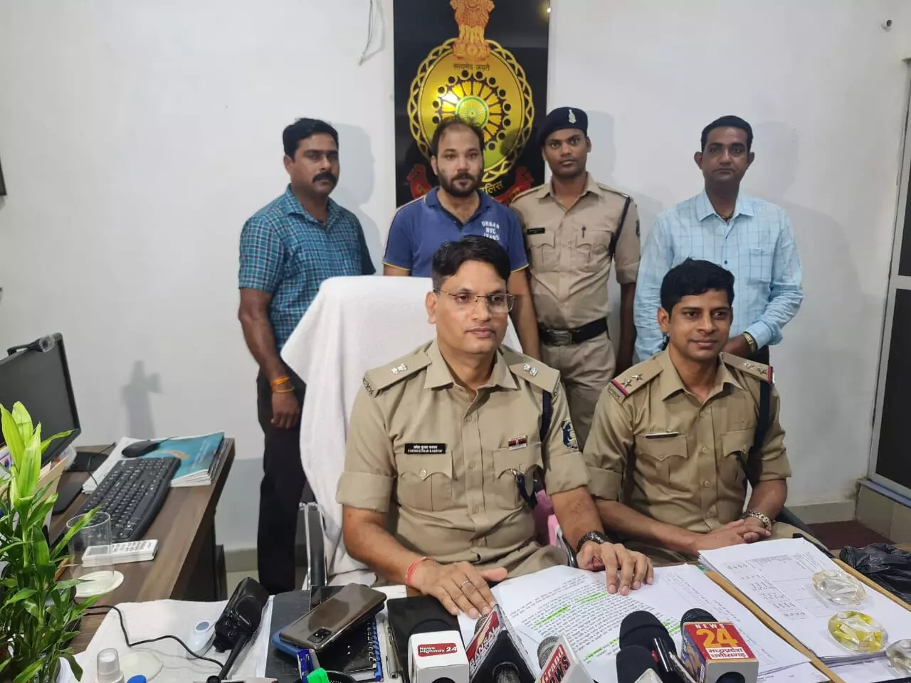पुलिस के कब्जे में नशे के सौदागर, 80 हजार का ब्रॉउन शुगर जब्त, इलेक्ट्रॉनिक मशीन से तौल कर देता था नशे का पाउडर पुलिस के कब्जे में नशे के सौदागर, 80 हजार का ब्रॉउन शुगर जब्त, इलेक्ट्रॉनिक मशीन से तौल कर देता था नशे का पाउडर