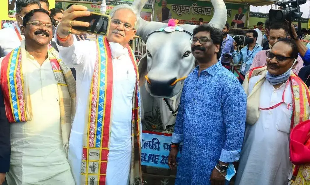 छत्तीसगढ़ और झारखण्ड के मुख्यमंत्रियों ने ठोड़का और तुरही के साथ की जुगलबंदी... सीएम भूपेश ने प्रदर्शनी में बनाये गए गौठान में सीएम सोरेन के साथ ली सेल्फी