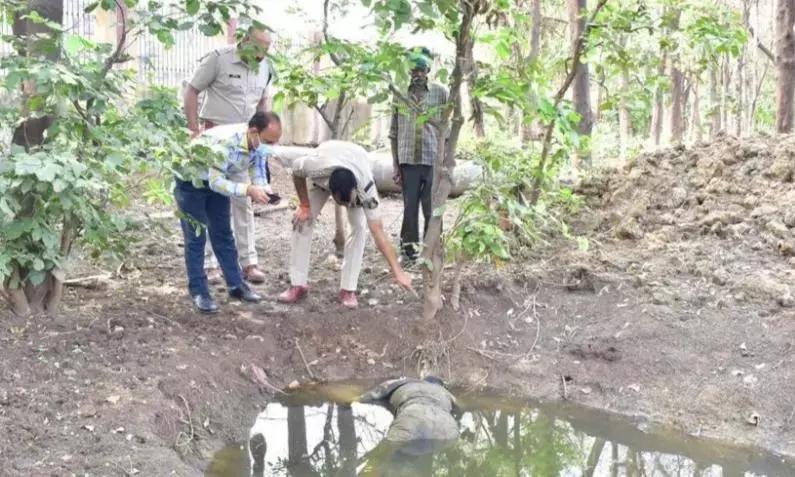 युवक की मिली लाश,  हेलिकॉप्टर की लेंडिंग के लिए बनाये गए गड्ढे में मिला शव....