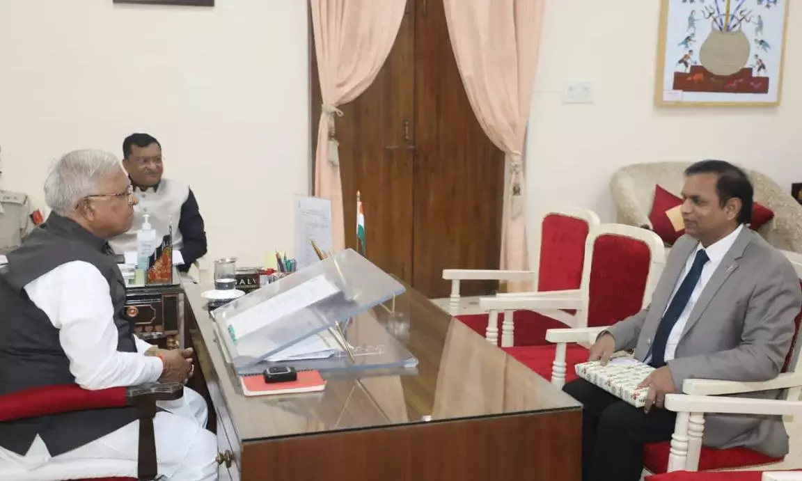 सेंट्रल यूनिवर्सिटी के कुलपति प्रो0 चक्रवाल ने मध्यप्रदेश के राज्यपाल से की सौजन्य मुलाकात, राज्यपाल ने तीन महीने की अल्पवधि में चक्रवाल द्वारा विवि के उत्थान के लिए किए गए काम की सराहना की