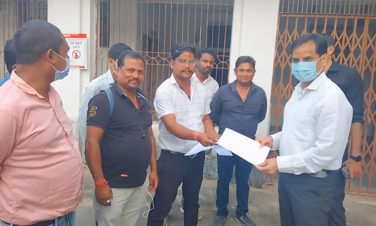 सरगुजा में बवाल: पीसीसी के लेटरपेड पर मंत्री अमरजीत के समर्थक ने पत्रकार के खिलाफ FIR करने TI को पत्र लिखा..DCC अध्यक्ष राकेश ने कहा - शिकायतकर्ता कांग्रेस में ही नही, मैं...