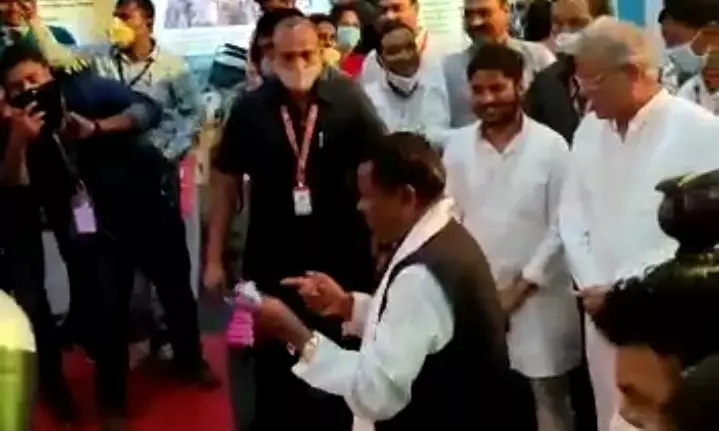 मंत्री लखमा का डांस: बजा गीत दारु गाँजा झन पीना रे.. तो लय पर थिरकने लगे आबकारी मंत्री कवासी.. मुस्कुराते मुख्यमंत्री बघेल ने दी ताल ..